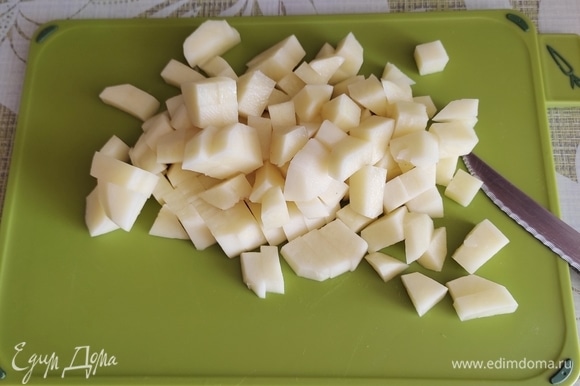 В кипящий куриный бульон бросить мелко нарезанную картошку.