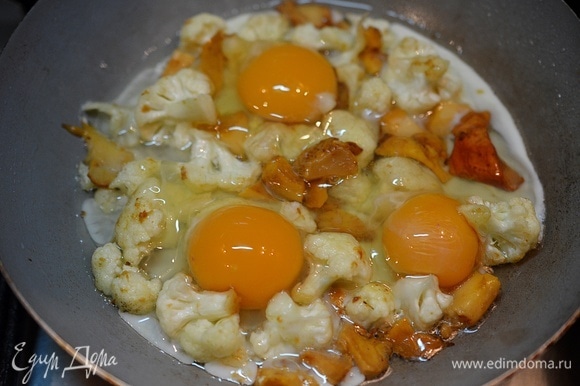Вбейте яйца. Можно оставить желток целым или размешать его. Посолите. Доведите до готовности и желаемой консистенции яиц.