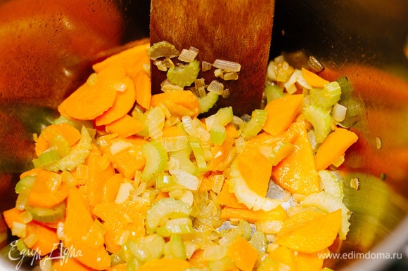 Добавить морковь и сельдерей, тушить минут 10, постоянно помешивая.