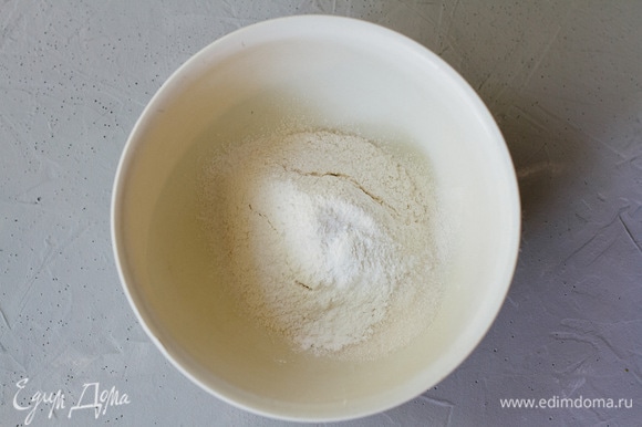 Муку просеять в чашу, добавить сахар, разрыхлитель и соль.
