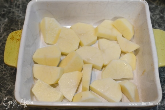 На дно жаропрочной формы выложите картофель.
