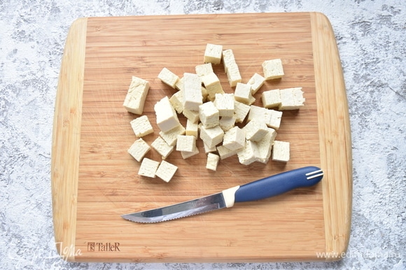Сыр тофу нарезаю кубиками размером 1х1 см.