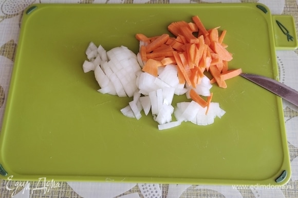 Лук и морковь нарезать кубиками и соломкой.