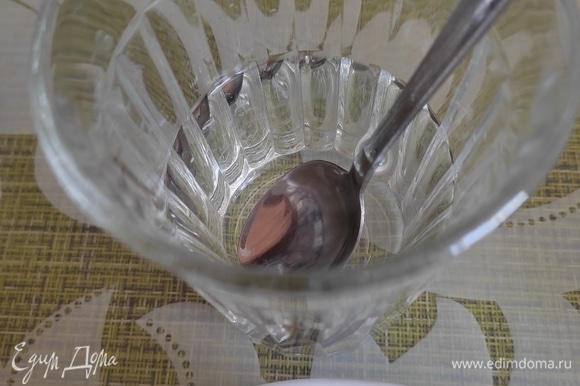 Чтобы тесто хорошо отделялось от ложки, смачивайте ее в стакане с чистой водой.