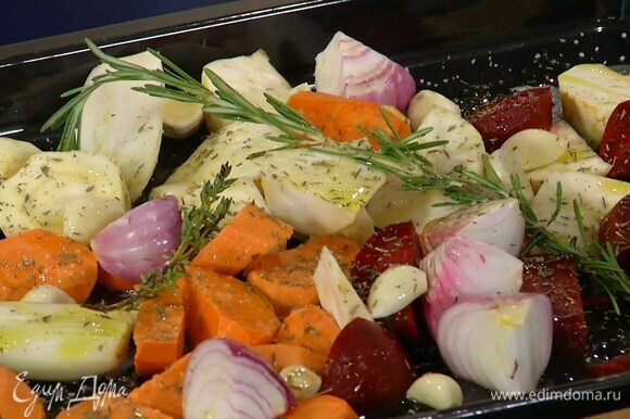 Все подготовленные овощи выложить на противень, сверху разложить веточки тимьяна и розмарина, полить оливковым маслом и посолить.