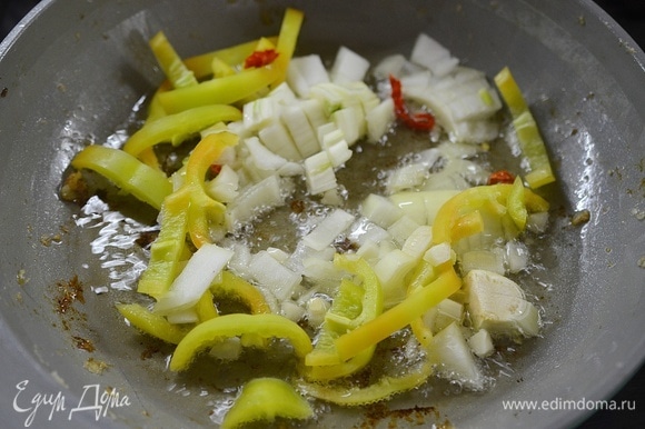 В этой же сковороде обжарьте овощи до мягкости и верните к ним обжаренные баклажаны.