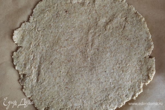 Отдохнувшее тесто раскатать сразу на пергаменте (лучше взять силиконизированный) толщиной 3–4 мм.