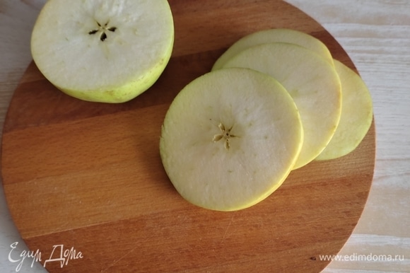 Яблоки для украшения должны быть большими. Режем яблоко на слайсы толщиной 3–5 мм.