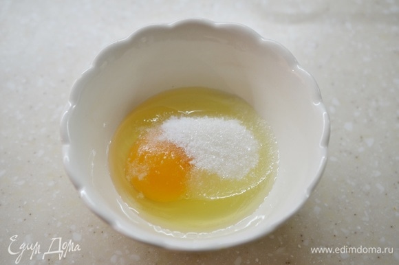Яйцо взбейте с ванильным сахаром.