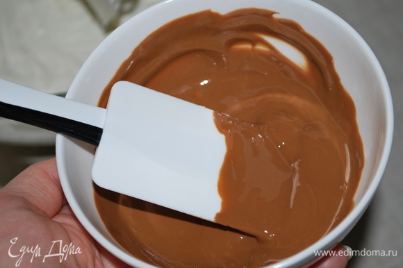 Для крема возьмите карамельный шоколад, растопите его удобным для вас способом.