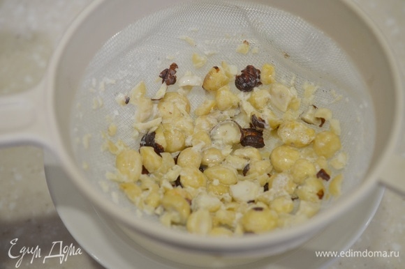 Процедите молоко. Орехи можно использовать для других десертов или же украсить ими готовый напиток.
