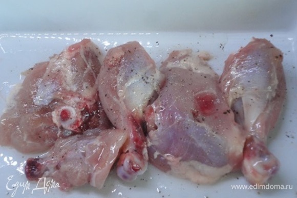 В этом рецепте можно использовать любые части курицы. Я разделила куриные ноги на бедра и голени. Теперь их надо посолить, выложить в форму для запекания, предварительно смазанную маслом, и запекать 15 минут.