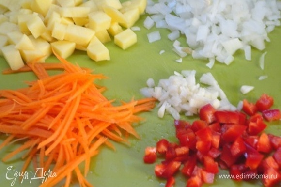 Морковь натереть на терке, лук и чеснок нарезать мелкими кубиками, картофель и перец нарезать средними кубиками.