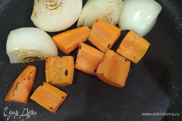 2 головки лука и морковь слегка обжарить на сковороде без масла!