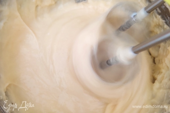 После остывания крем взбиваем миксером, добавляя постепенно сливочное масло. Масло должно быть комнатной температуры. Крем готов.