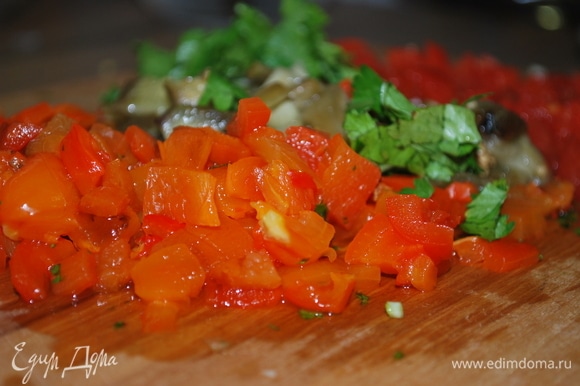 Баклажаны, перцы и помидоры мелко нарежьте на одинаковые кубики.