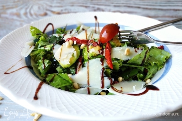 Посыпьте салат кедровыми орехами, полейте бальзамическим соусом и подавайте к столу. Приятного аппетита.