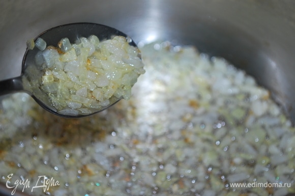 Пока тыква запекается, лук мелко порубите. В кастрюле, где будете готовиться суп-пюре, на растительном масле обжарьте лук в течение 2–3 минут.