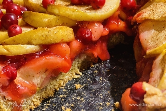 Готовый пирог достать из духовки и сразу смазать жидким медом, посыпать оставшимися ягодами брусники и оставить так до полного остывания.