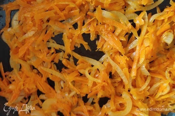 Обжариваем лук с морковью на растительном масле до золотистого цвета.