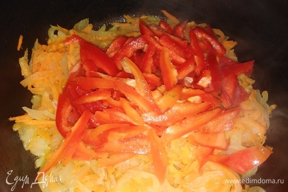 Нарезанный болгарский перец соединить с овощами. Жарить 5–7 минут.