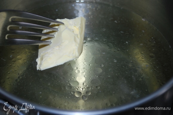 1,5 л куриного бульона влейте в кастрюлю и добавьте сливочное масло.