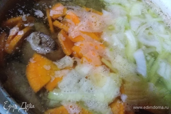 В процессе готовки в кастрюлю добавить нарезанные лук и морковь. Мясо вынуть, отделить от костей. Выложить обратно в бульон.