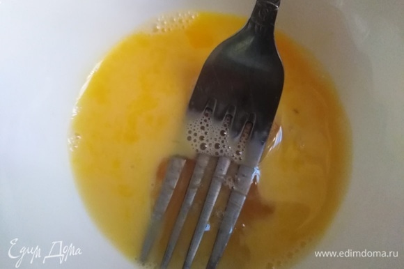 Яйца взболтать вилкой, добавить в суп. Варить 2 минуты.