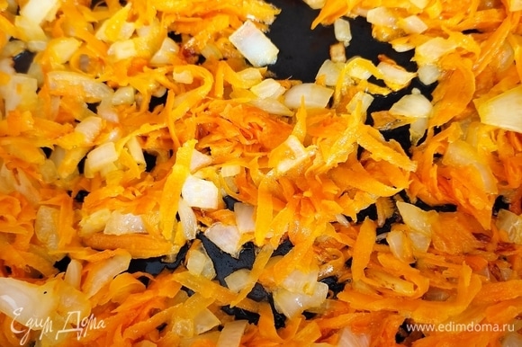Обжарить лук с морковью на сливочном масле до золотистого цвета.