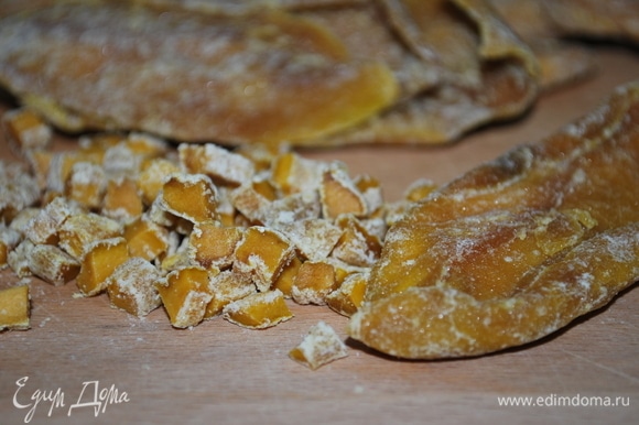 Цукаты манго мелко нарежьте (можно вместо манго добавить курагу, вяленую вишню — то, что вы любите).