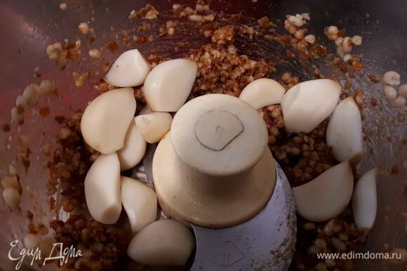 Измельчите в комбайне кедровые орешки, вяленые помидоры и печеный чеснок до однородной пасты.
