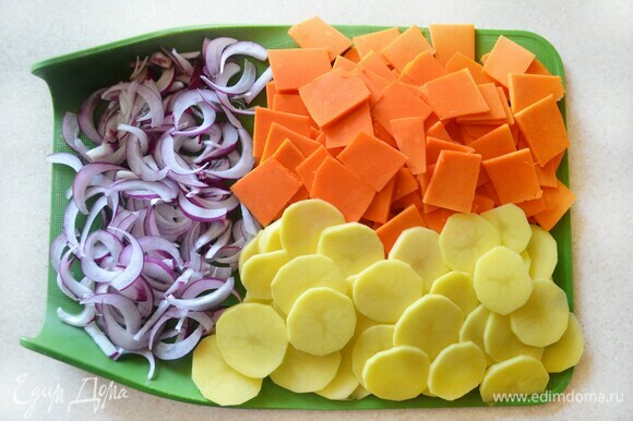 Красный лук (у меня ялтинский) нарежьте тонкими дольками, картофель и тыкву — тонкими слайсами. Овощи посолите, но немного, поскольку будем использовать сыры.