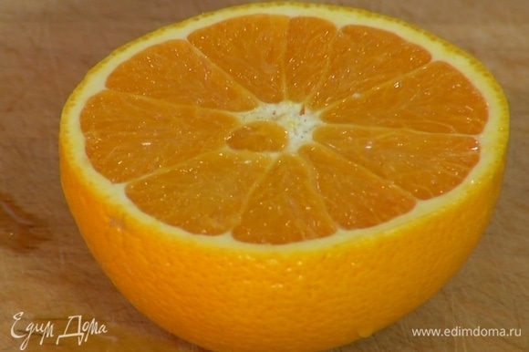 Из апельсинов выжать сок.