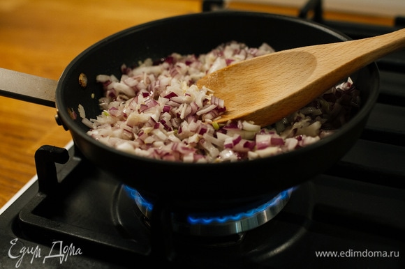 В сковороде растопить сливочное масло. Обжарить на среднем огне мелко нарезанный лук и чеснок до золотистого оттенка.