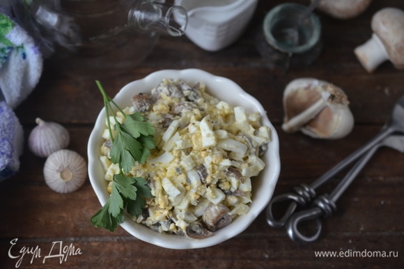 Слоеный куриный салат с грибами и картофелем