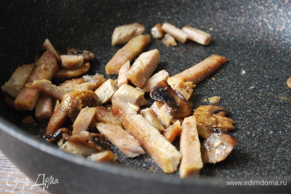 Приготовьте начинку: в сковороде разогрейте масло и обжарьте грибы 2–3 минуты, добавьте соль и перец по вкусу. Мясо нарежьте тонким полосками (у меня вареное мясо), добавьте к грибам, прогрейте все вместе пару минут. Начинка может быть любая — все, что вам нравится.