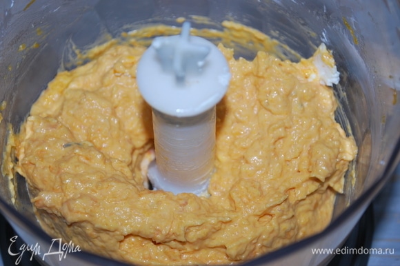 Блендером пробейте тыкву с сыром до состояния пышного крема.