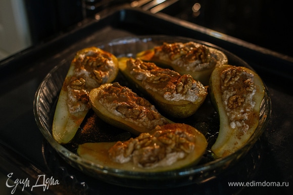 Выложить груши в смазанную сливочным маслом форму, выпекать при 180°C 25 минут.