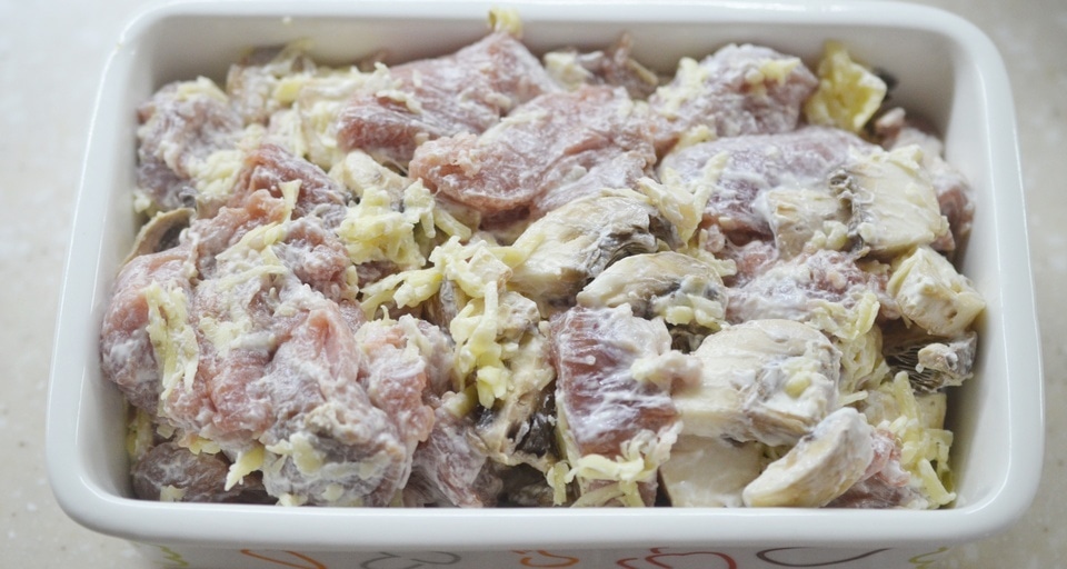 Мясо по-французски с грибами в духовке - пошаговый рецепт с фото на пластиковыеокнавтольятти.рф