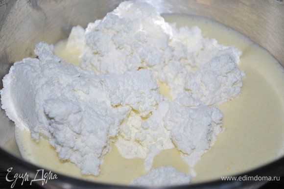 В большой миске взбейте сахар с яйцом с помощью миксера до пышного состояния. Добавьте творог, соль и ванильный сахар.