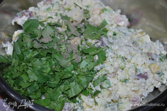 Зелень кинзы вымойте и мелко порубите, добавьте свежемолотый черный перец. Заправьте салат майонезом, перемешайте.