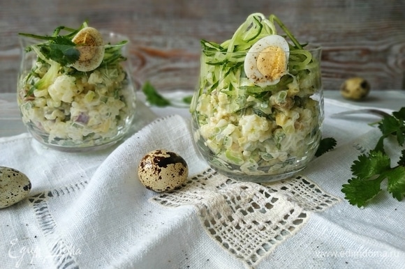Салат подавайте порционно, украсьте перепелиными яйцами, зеленью и тонкими лентами из свежих огурцов. Приятного аппетита.