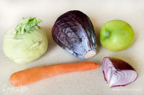 Подготовить овощи для салата.