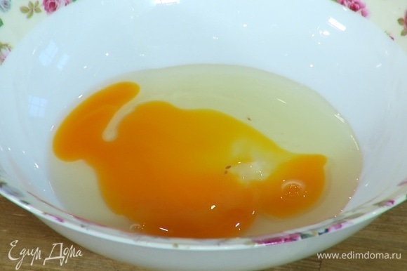 Яйцо разбить в миску и разболтать вилкой.