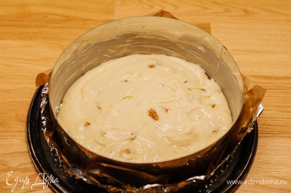 Форму (диаметр — 20 см) смазать сливочным маслом, выложить тесто.