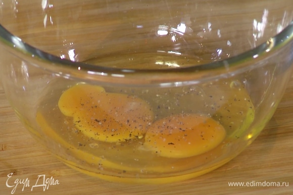 Яйца слегка взбить вилкой, посолить, поперчить и вмешать в лапшу.