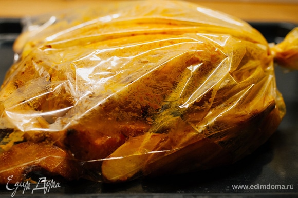 Курицу и айву выложить в пакет для запекания. Поставить в духовку, разогретую до 180°C, на час или чуть больше. За 20 минут до готовности раскрыть пакет, чтобы курица подрумянилась.
