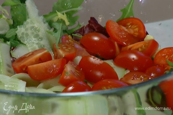 Выложить нарезанные овощи в глубокую миску, добавить салатные листья, индейку вместе с маринадом и все перемешать.