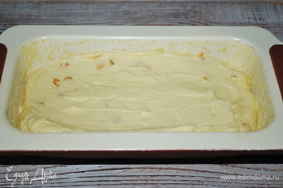 Форму для выпечки смажьте сливочным маслом (у меня форма размером 12х24 см), выложите тесто. Выпекайте при 170°C примерно 55 минут, до готовности.