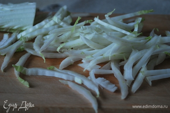 Приготовление салата из морской капусты с крабовыми палочками.
